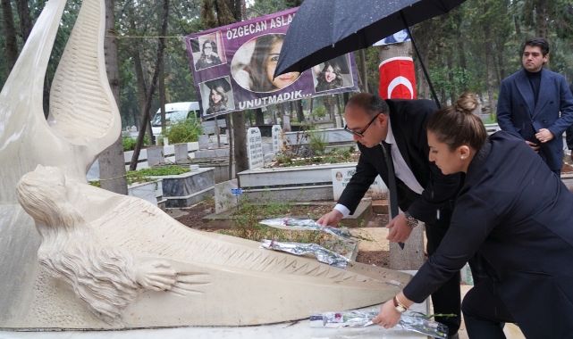 Özgecan Aslan İçin Karanfil ve Dua Ziyareti