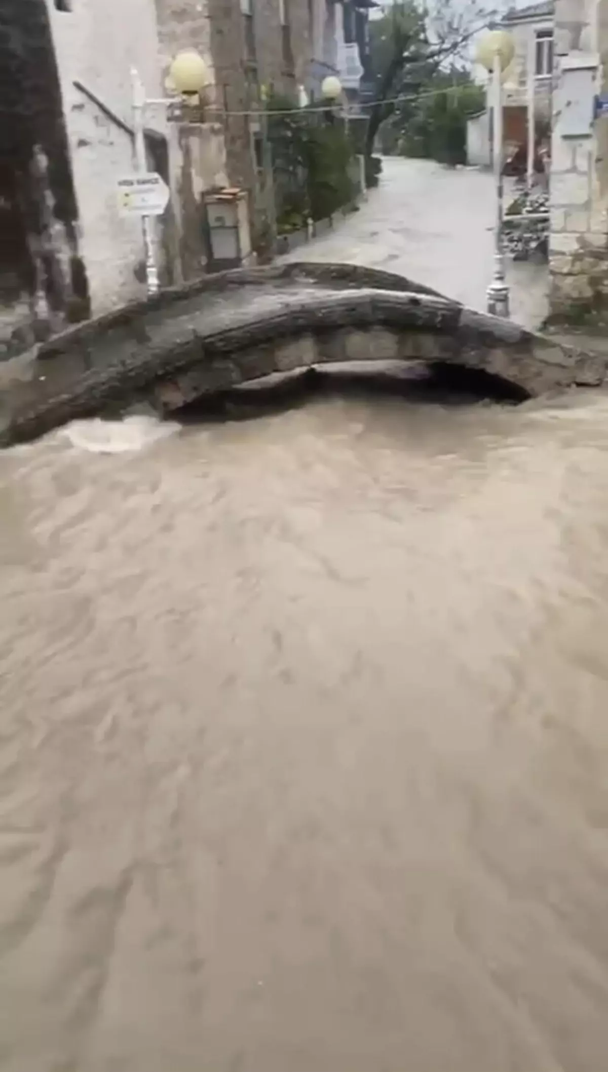 Çeşme’de Sağanak Yağış Hayatı Olumsuz Etkiledi!