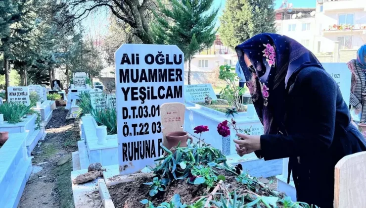 Anne Oğulun Mezarı Başında Duygusal Anlar