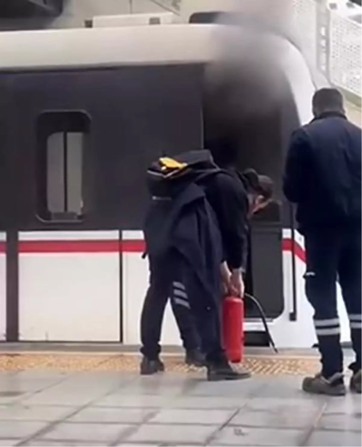 İzmir Metro’sunda Duman Paniği: Yolcular Tahliye Edildi!