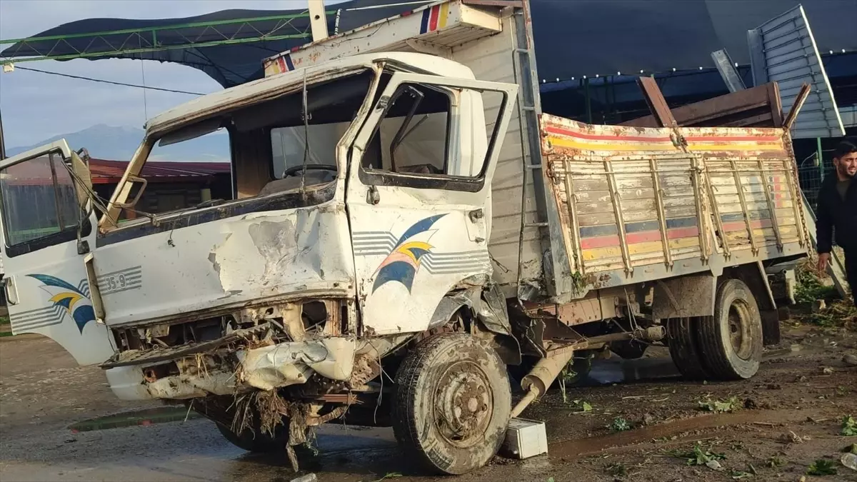 İzmir’de Kamyonet Park Halindeki Araçlara Çarptı!