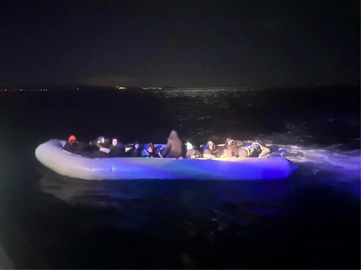 İzmir’de Motor Arızasıyla Sürüklenen 28 Göçmen Kurtarıldı