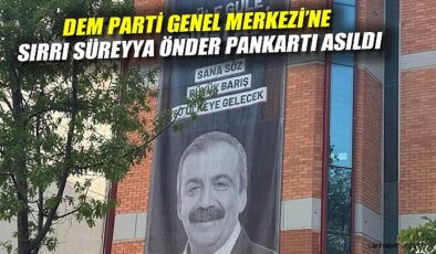 Sırrı Süreyya Önder’e Veda: Pankartla Anıldı