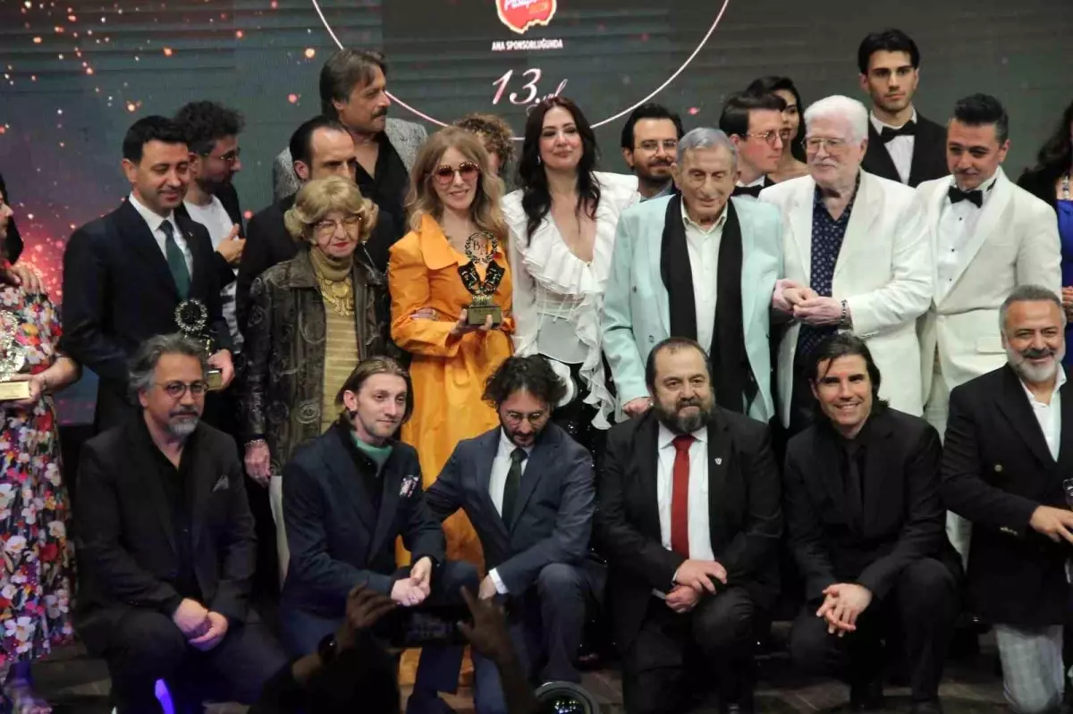 İzmir’de Bedia Muvahhit Tiyatro Ödülleri Coşkusu!