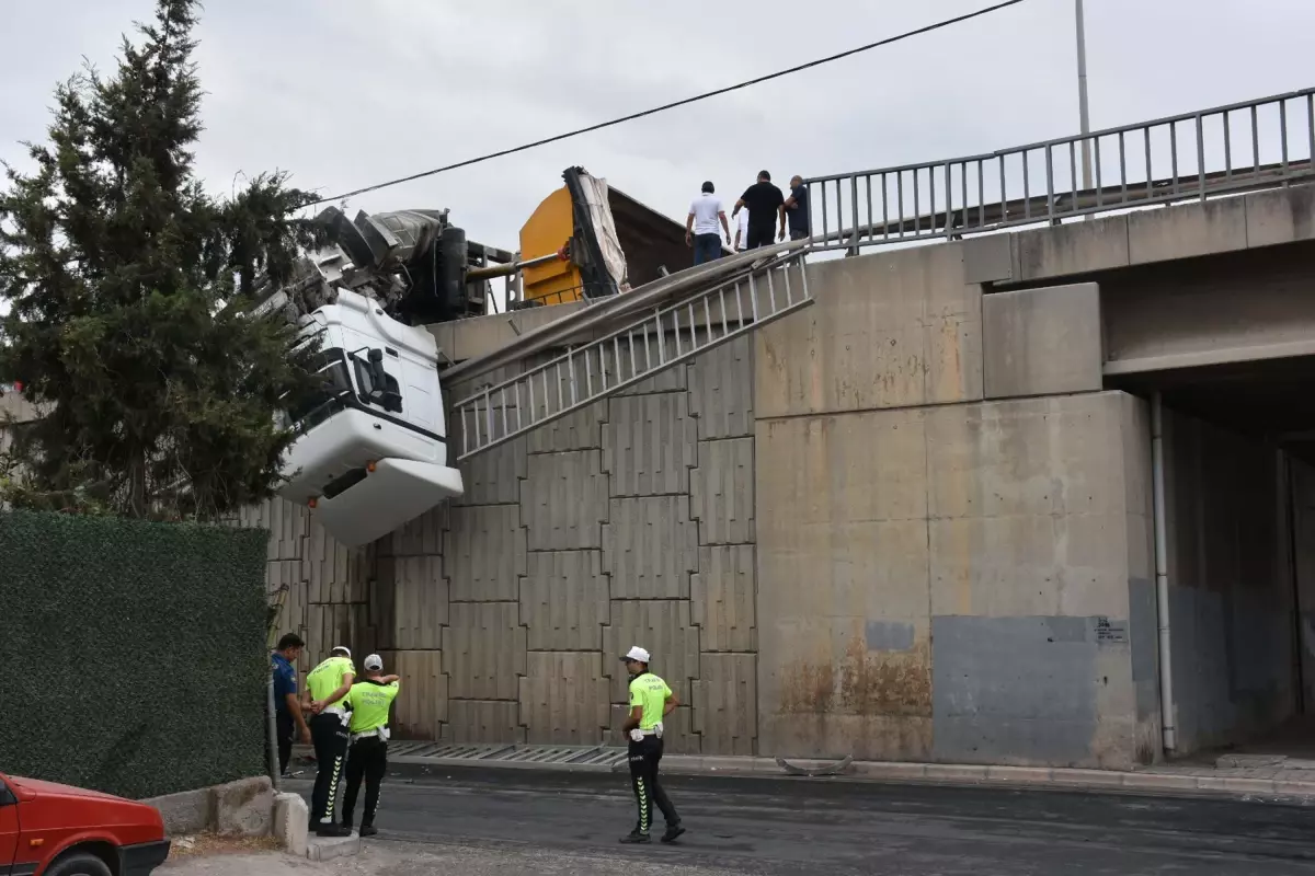 Yağmurda Devrilen TIR Viyadükte Asılı Kaldı!