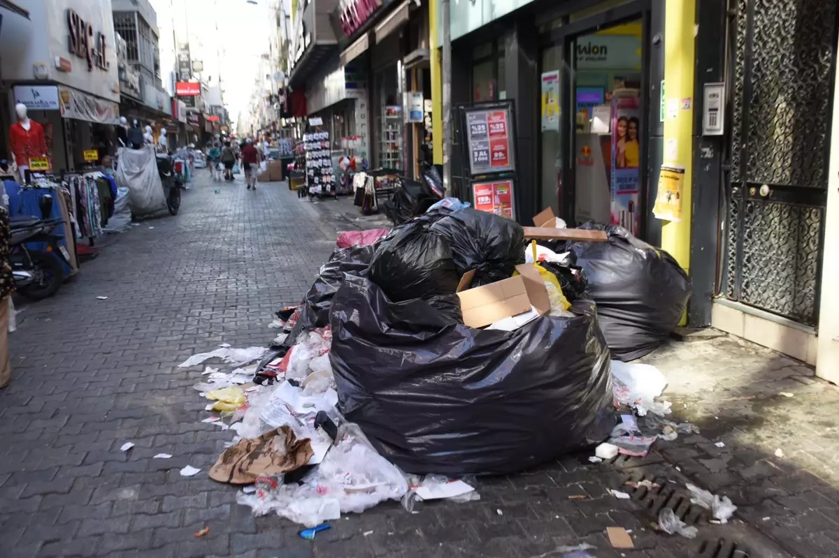 Karşıyaka’da Çöp Krizi: Vatandaşlar İsyan Ediyor!