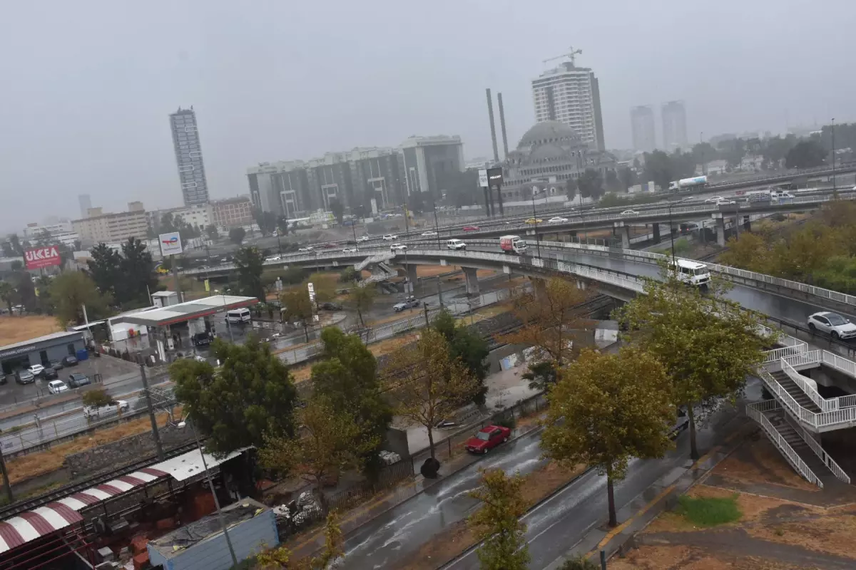 İzmir’de Aniden Bastıran Sağanak Hayatı Olumsuz Etkiledi