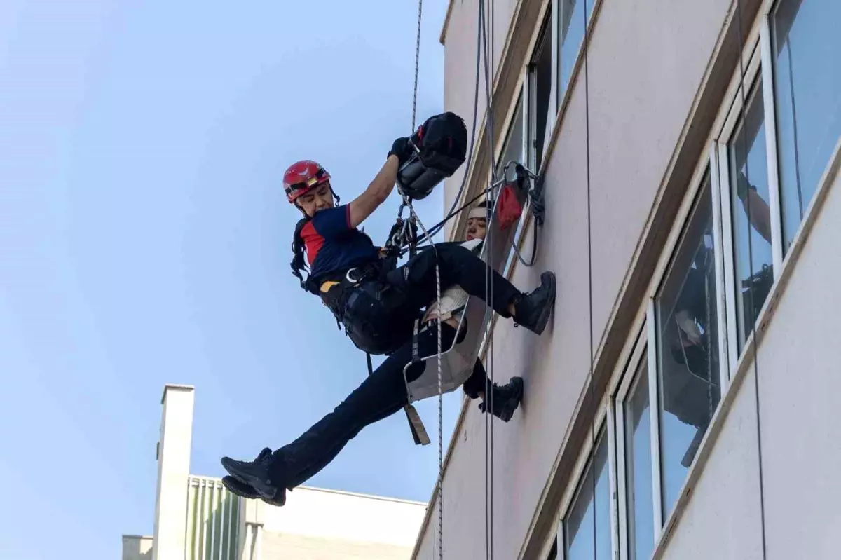 İzmir’de Yangın Tatbikatı: Nefes Kesen Anlar!