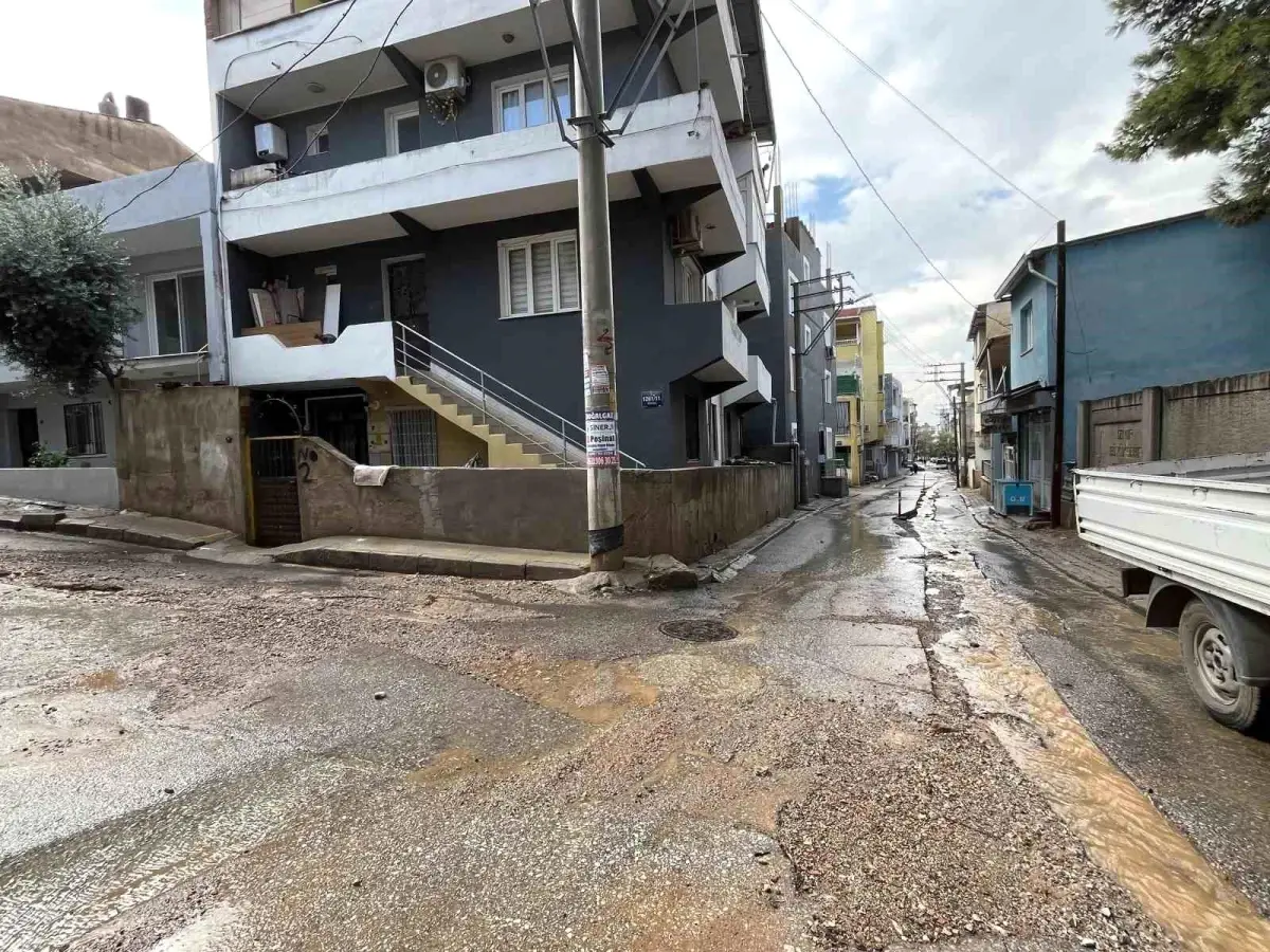 İzmir’de Sağanak Yağış Cadde ve Sokakları Vurdu!