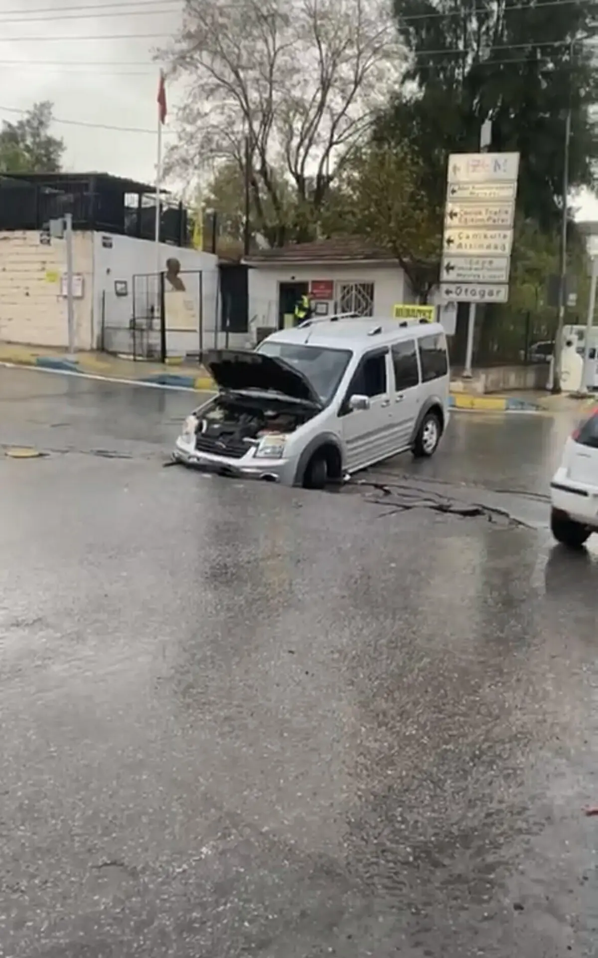İzmir’de Sağanak Sonrası Yol Göçtü; Araç Hasar Gördü