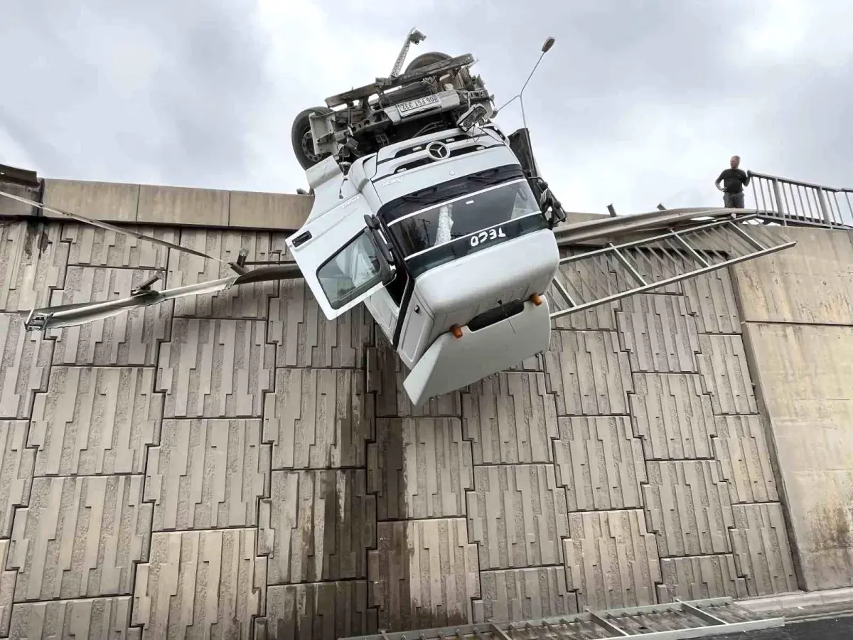 İzmir’de Tır Viyadükte Asılı Kaldı!