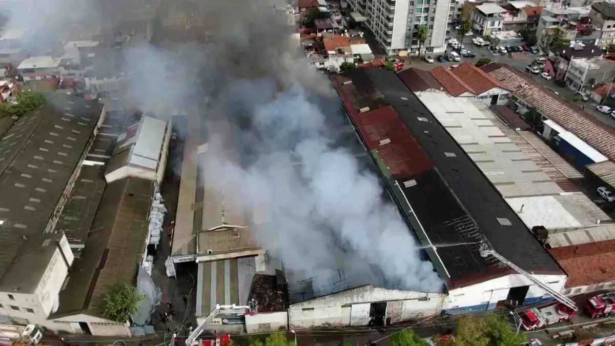 İzmir’de Depo Yangını: 3 Saatlik Mücadele!