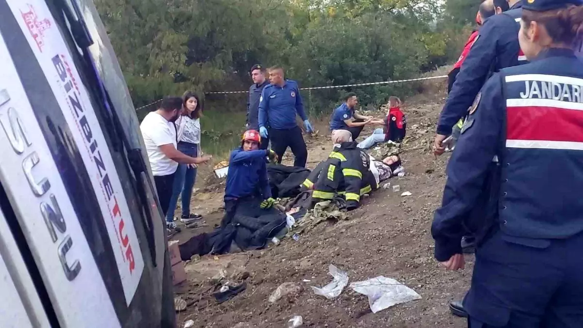 Tur Otobüsü Şarampole Yuvarlandı: 2 Ölü, Çok Sayıda Yaralı