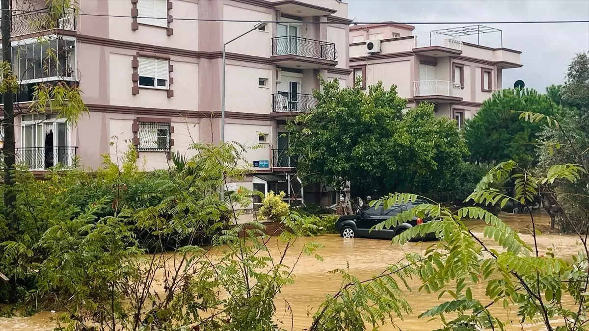 Foça’da Şiddetli Yağış: Su Baskınları ve Mağdurlar