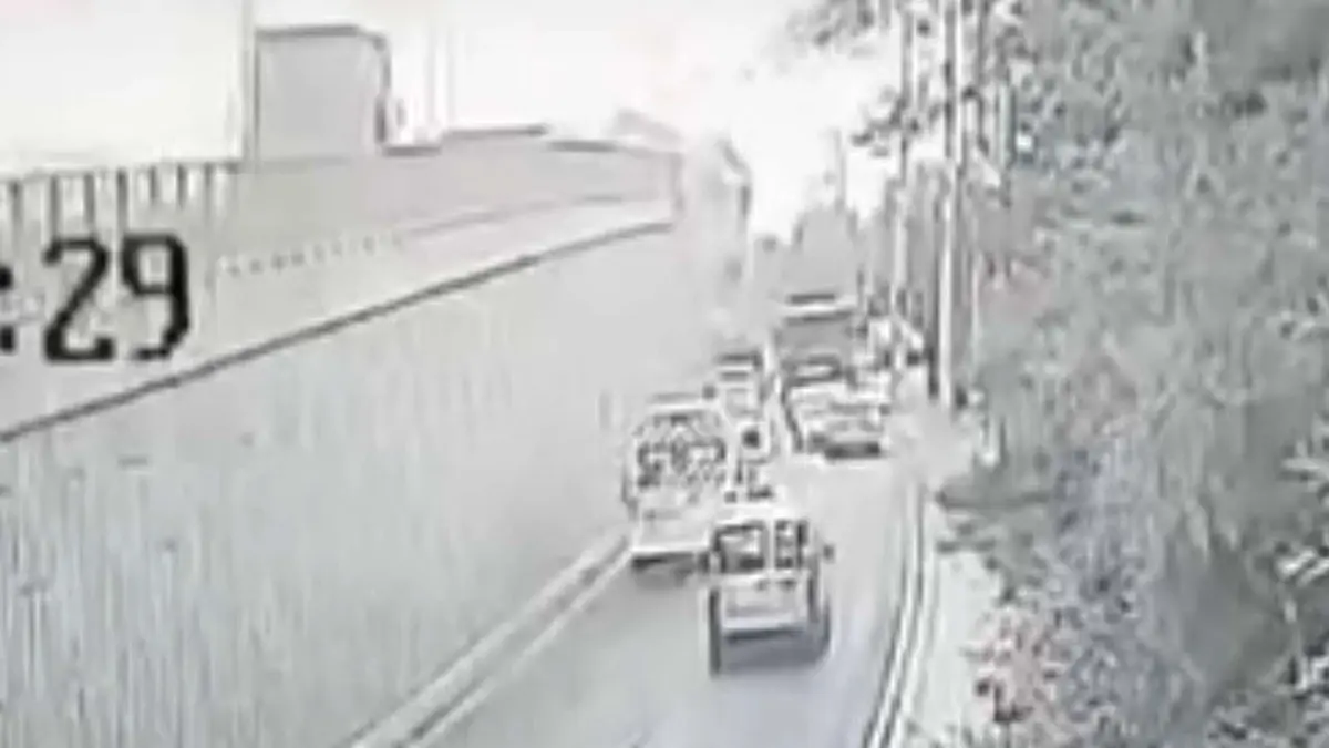 TIR Viyadükte Asılı Kaldı: Kaza Anı Kamerada!