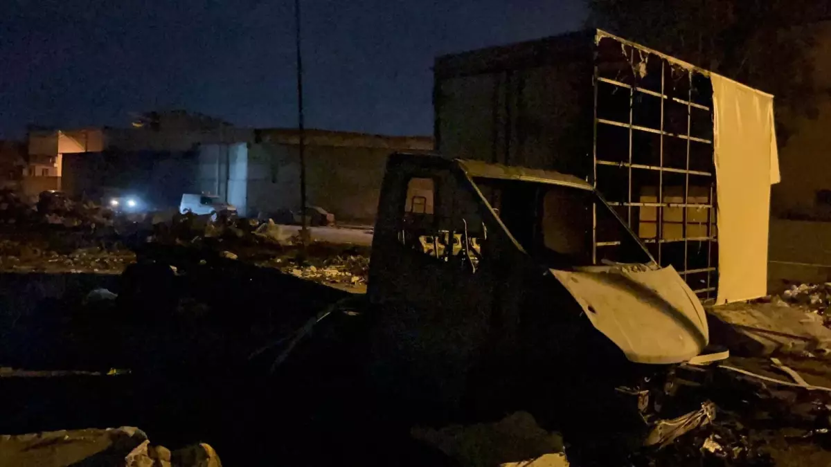 Buca’da Atık Yangını, Kamyonet Kül Oldu!