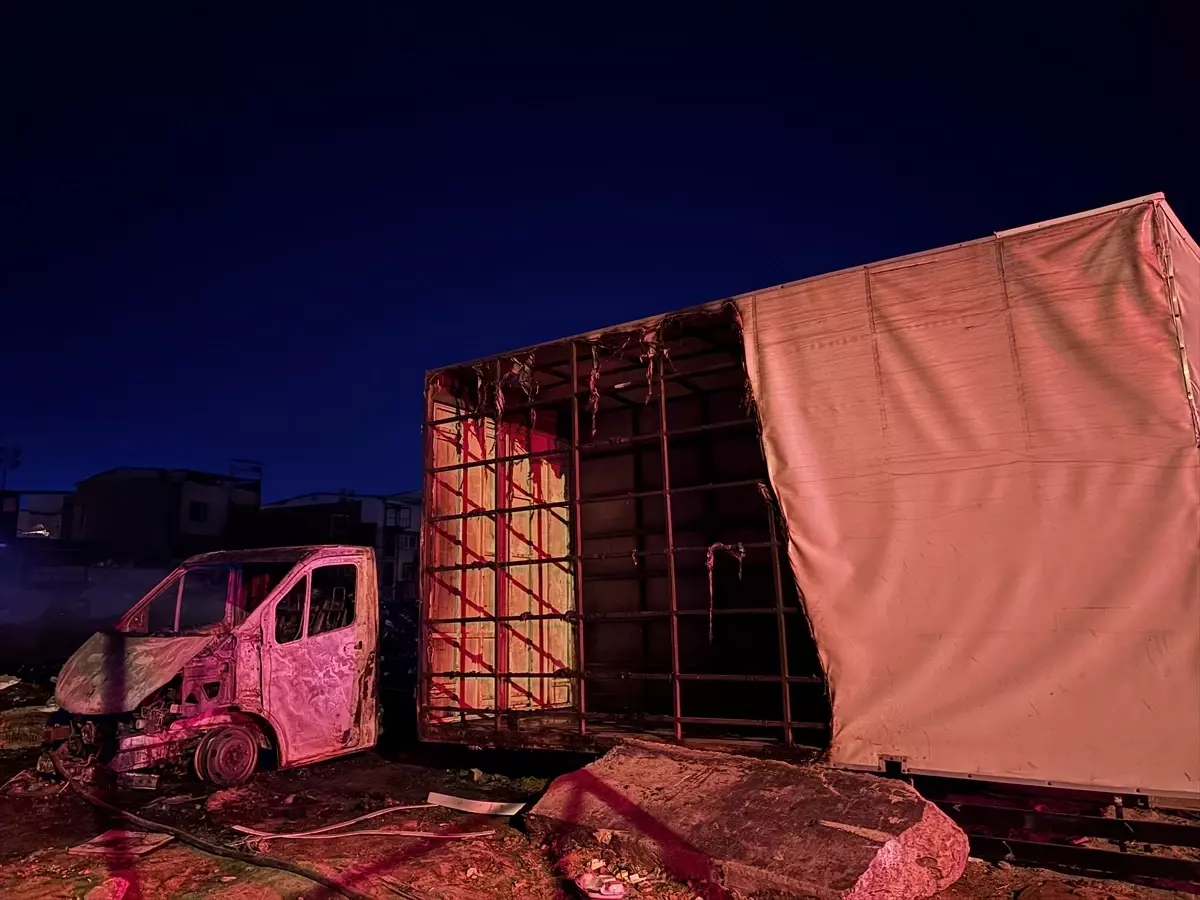 İzmir’de Atık Yığınında Yangın: Kamyonet Yandı