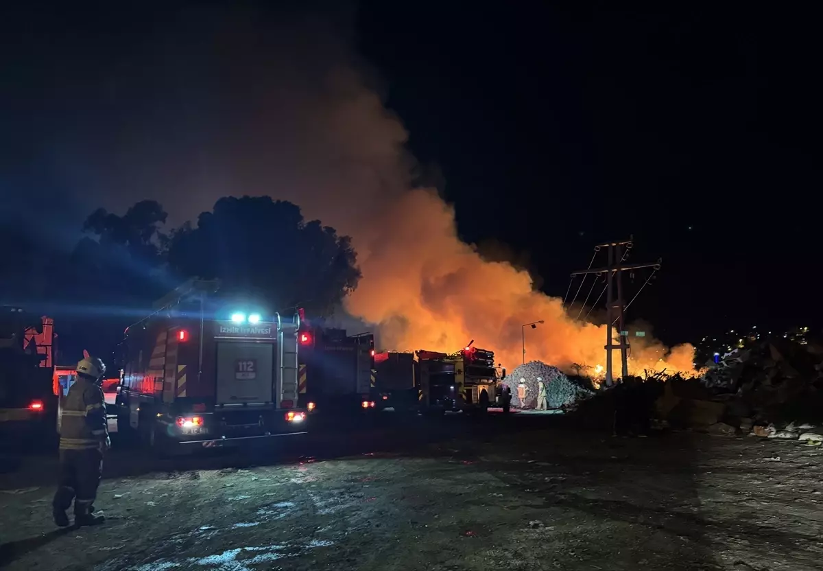 Menemen’de Çöp Alanında Yangın Paniği!