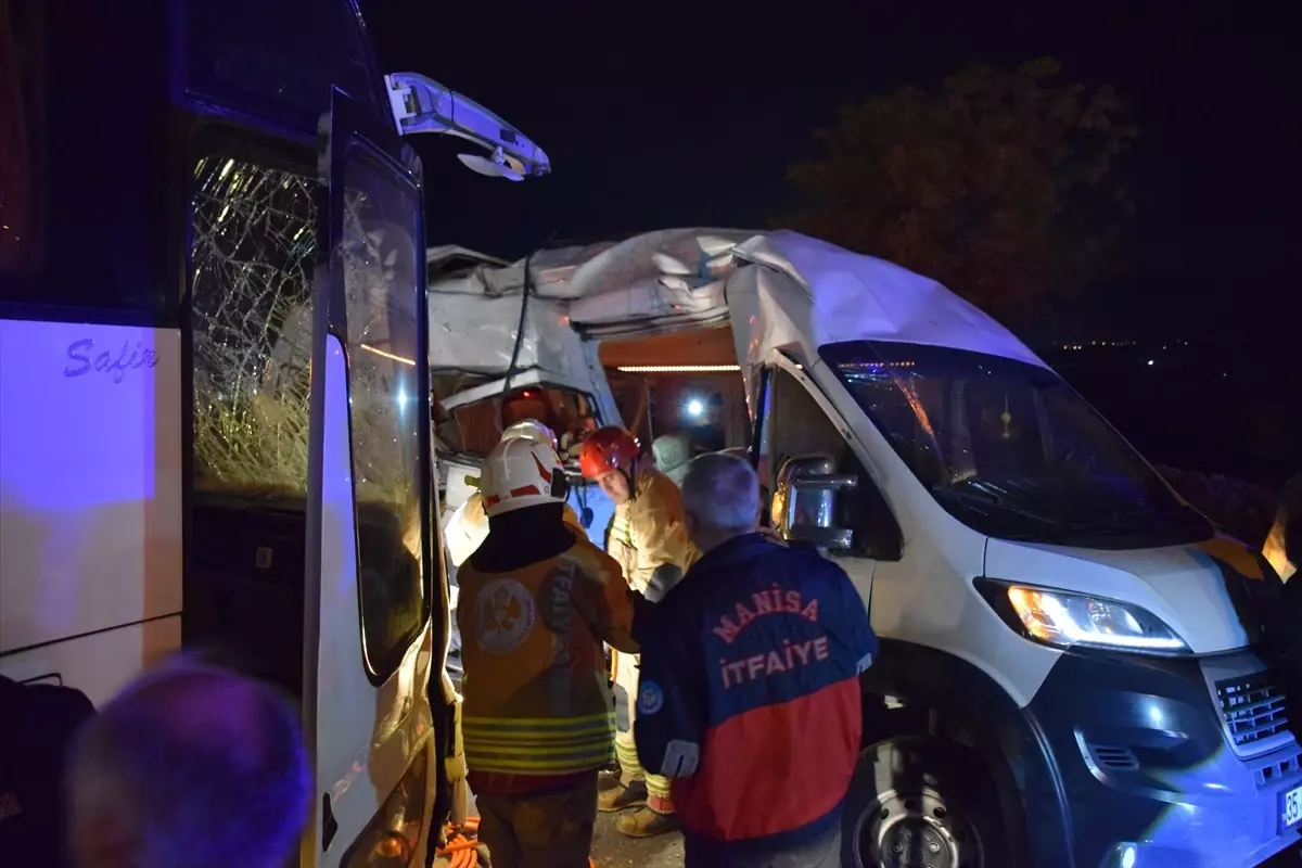 Kemalpaşa’da Feci Kaza: 13 Kişi Yaralı!