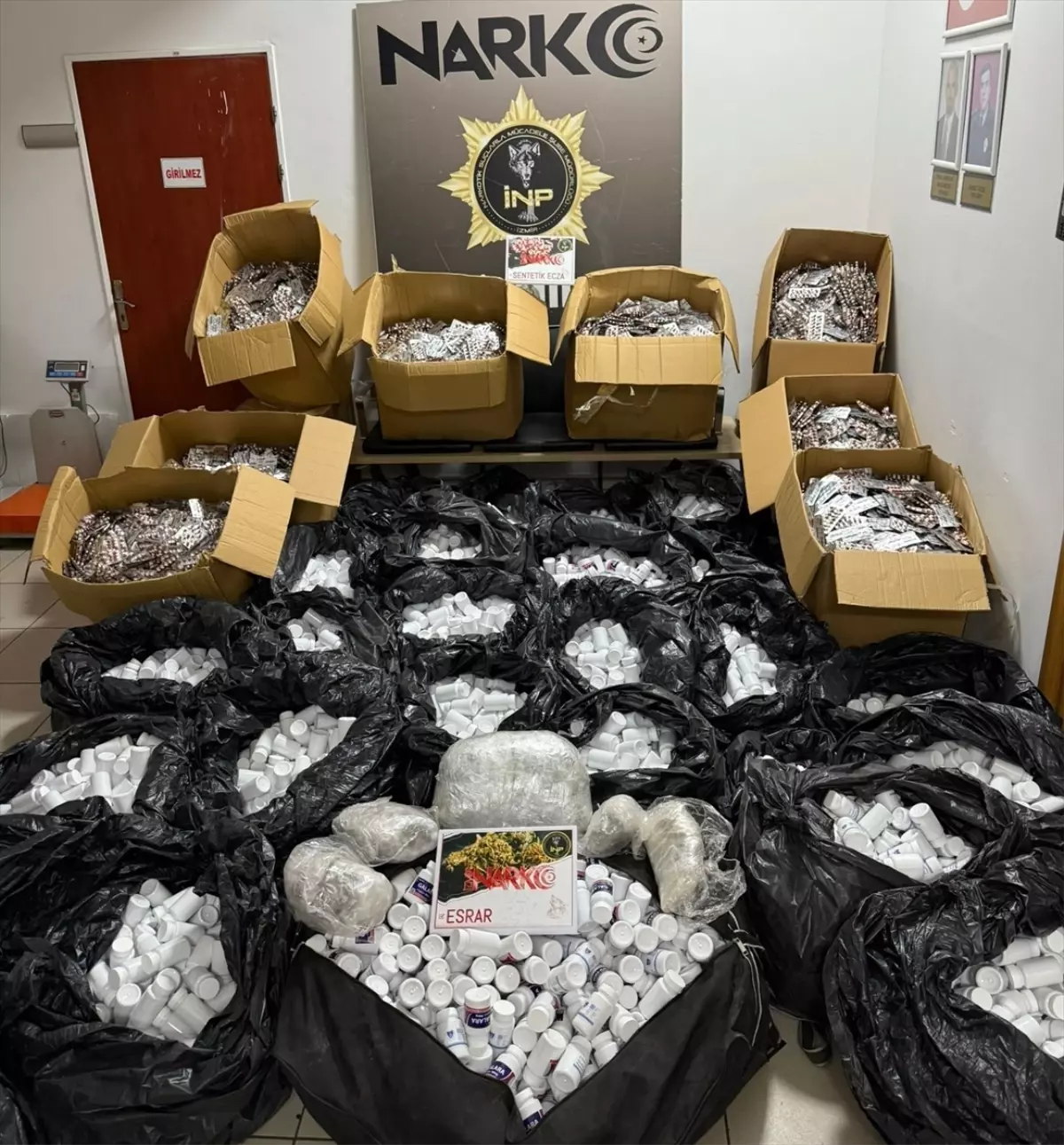 İzmir’de Uyuşturucu Merkezi Operasyonunda 550 Bin Hap!