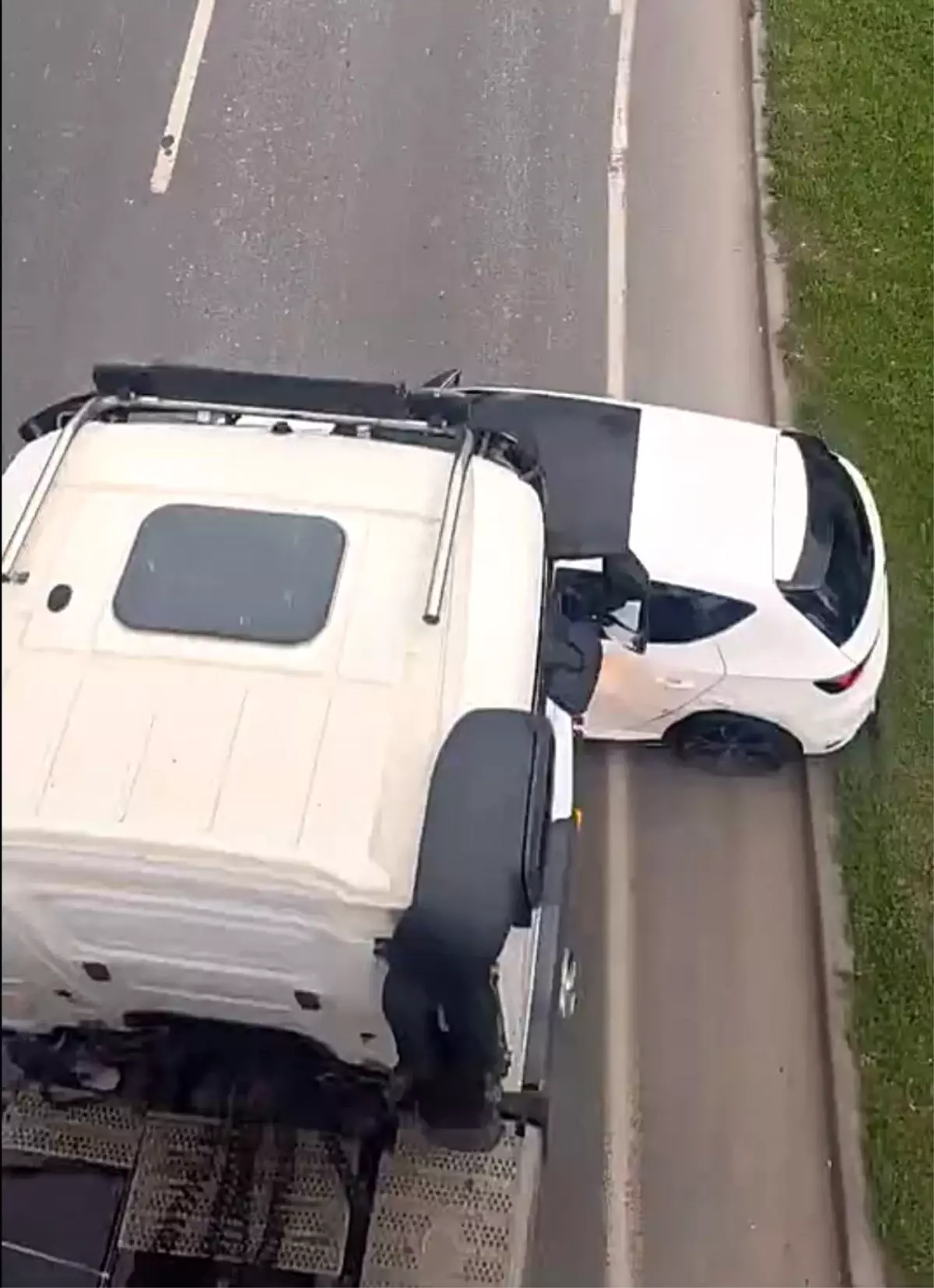 Bayraklı’da Kamyon Otomobili 100 Metre Sürükledi!