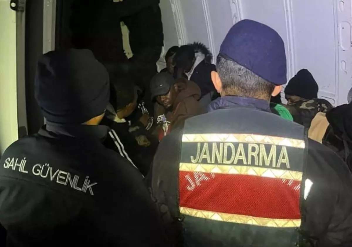 Dikili’de 27 Göçmen ve 4 Kaçakçı Yakalandı!