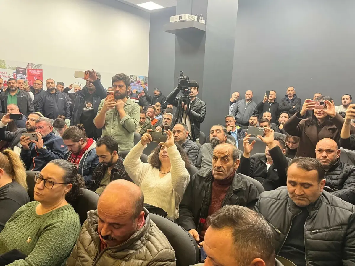 İzmir İşçileri ‘Çıplak Ayak’ İle Haksızlığa Karşı