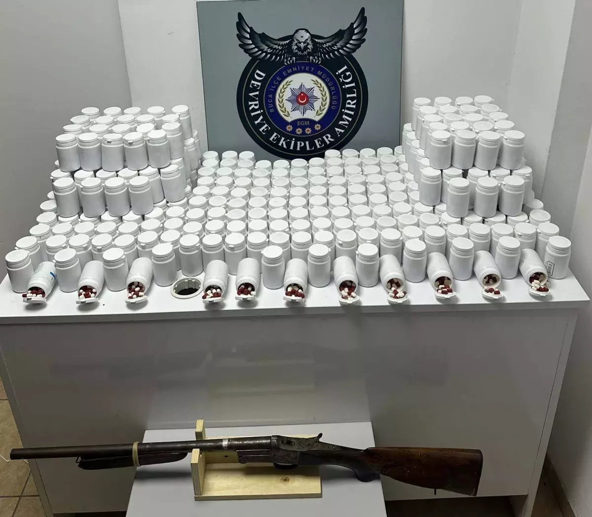 İzmir’de 17 Bin Sentetik Hapla Gözaltı Şoku!