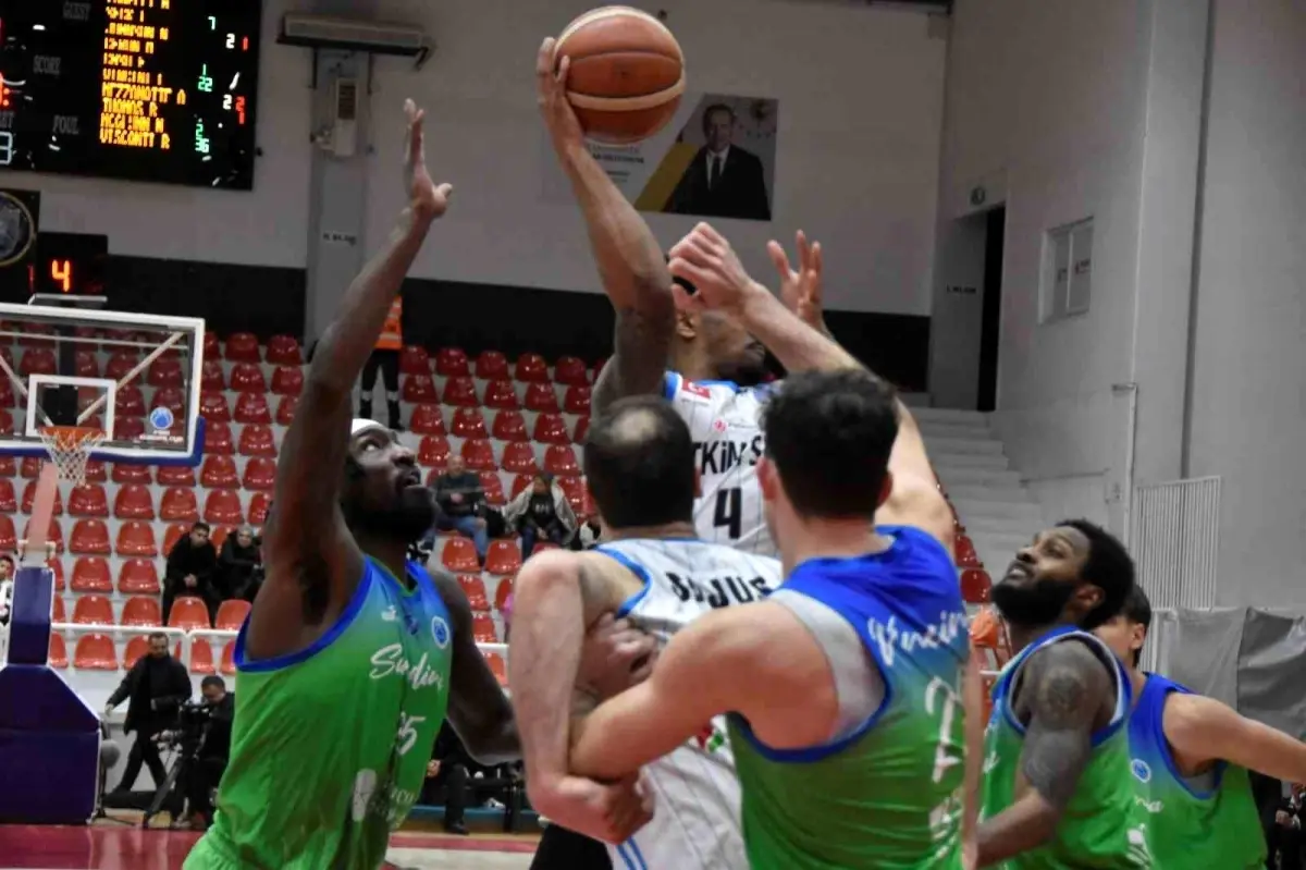 Aliağa Petkimspor, Sassari’yi 82-70 yenerek zirvede!