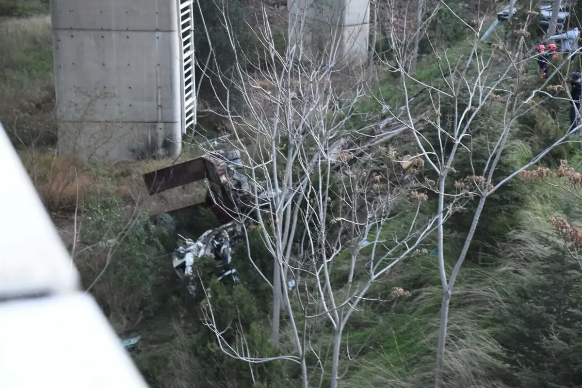 Freni Boşalan TIR, Viyadükten Aşağı Düştü! 3 Yaralı