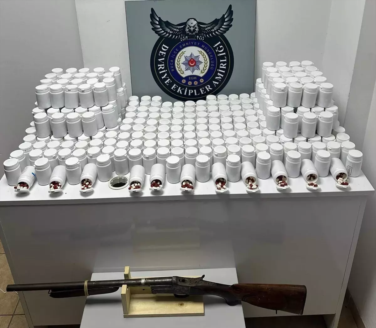 İzmir’de 17 Bin Sentetik Hapla Uyuşturucu Operasyonu