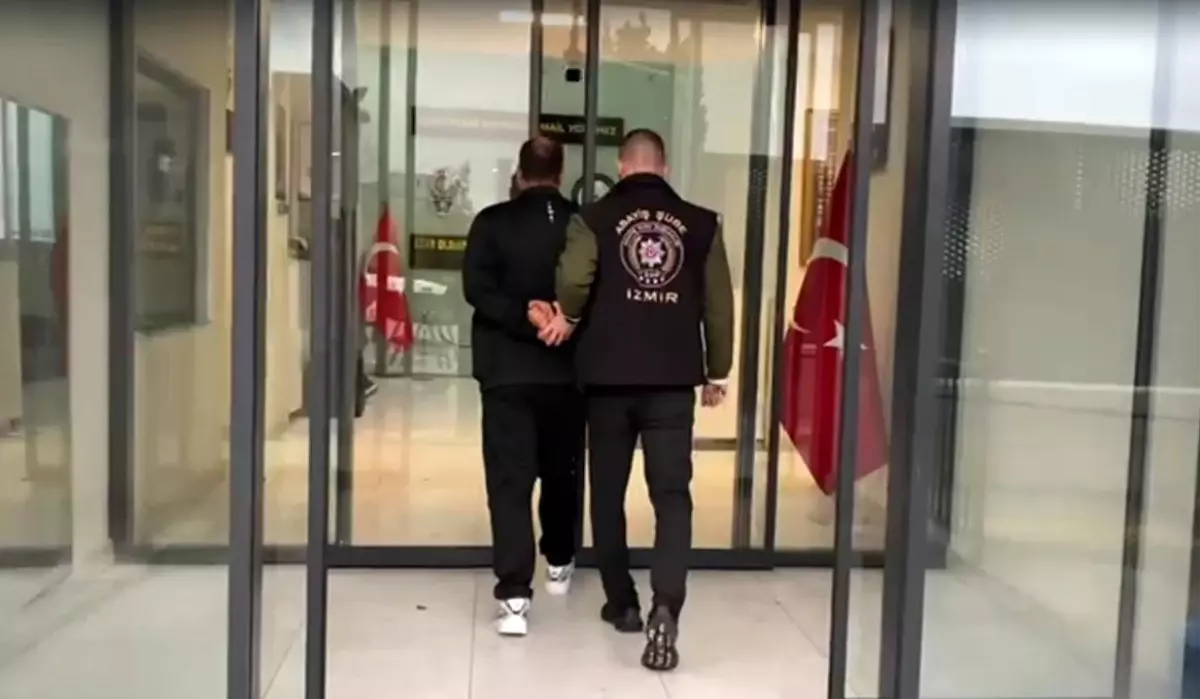 İzmir’de Aranan Dolandırıcı Yakalandı!