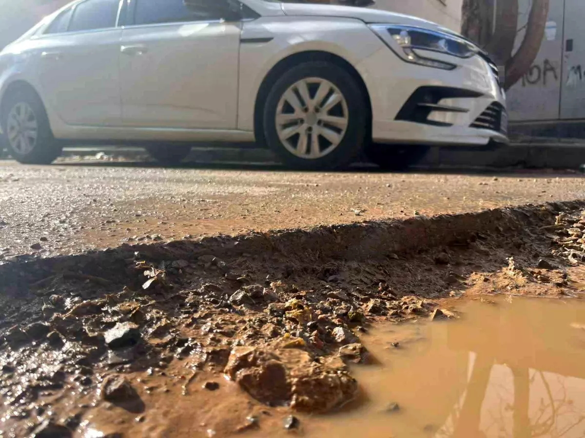 İzmir’de Yağmur Altyapı Çalışmalarını Vurdu!