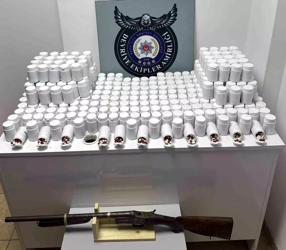 Buca’da Uyuşturucu Operasyonu: 17 Bin Hap Ele Geçirildi!