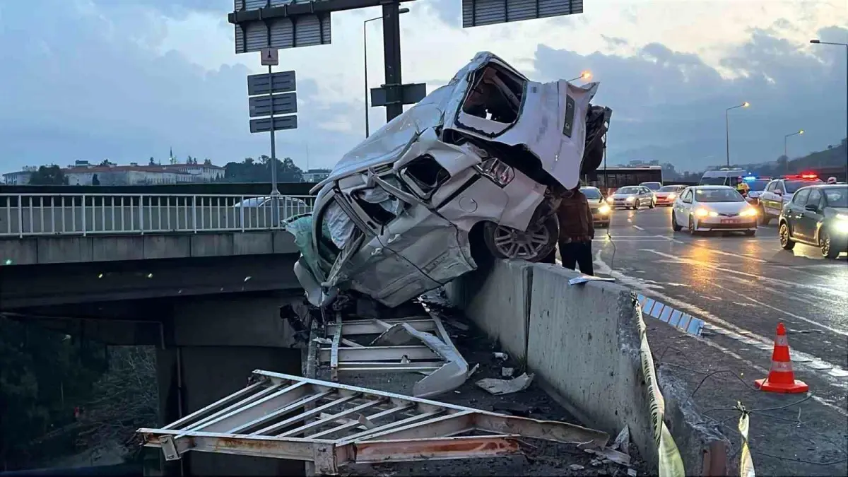 Freni Boşalan Kamyon Otomobile Çarptı: 3 Yaralı