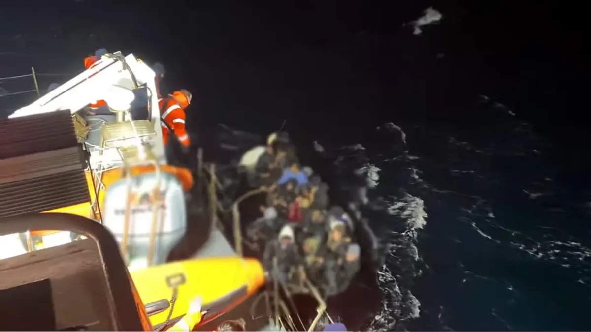 Dikili’de 37 Göçmen Kurtarıldı, 1 Ölü Bulundu!