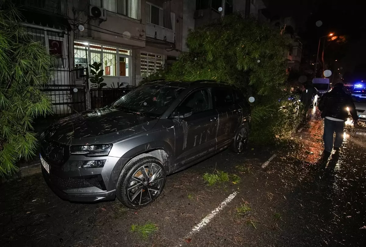 İzmir’de Fırtına ve Sağanak Hayatı Olumsuz Etkiledi!