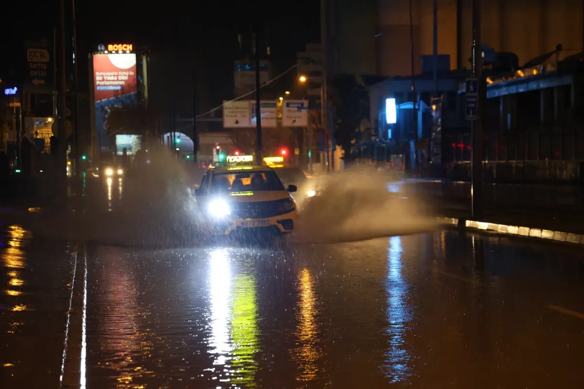 İzmir’de Şiddetli Yağış, Trafikte Kriz Yarattı!