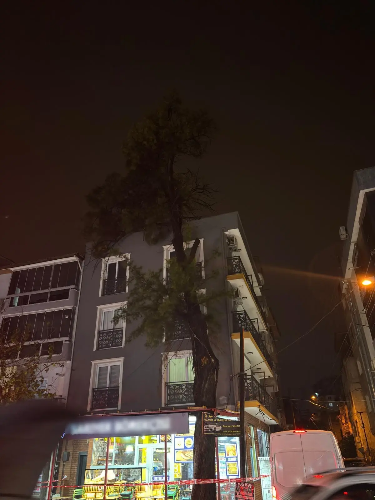 Fırtına ve Yağışta Ağaç Binaya Dayandı!