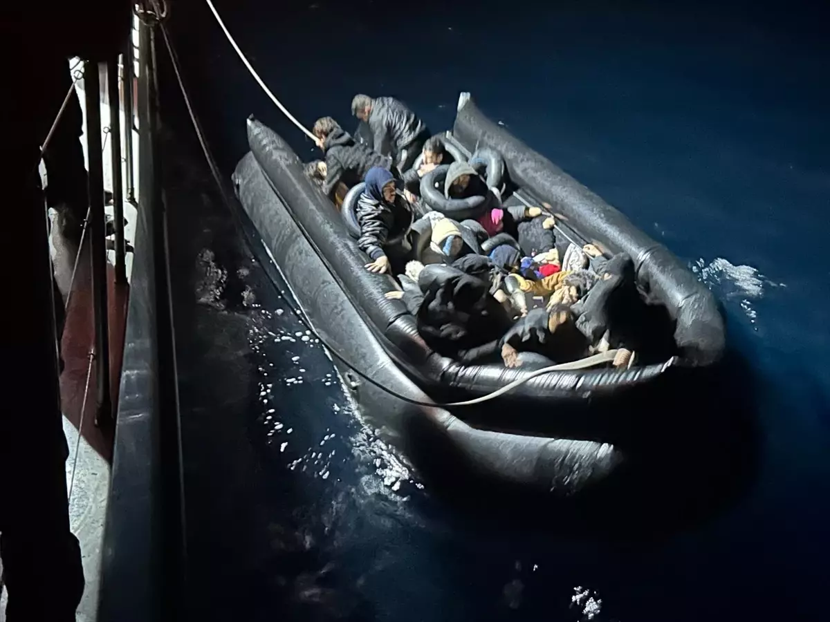 İzmir’de 33 Düzensiz Göçmen Kurtarıldı!