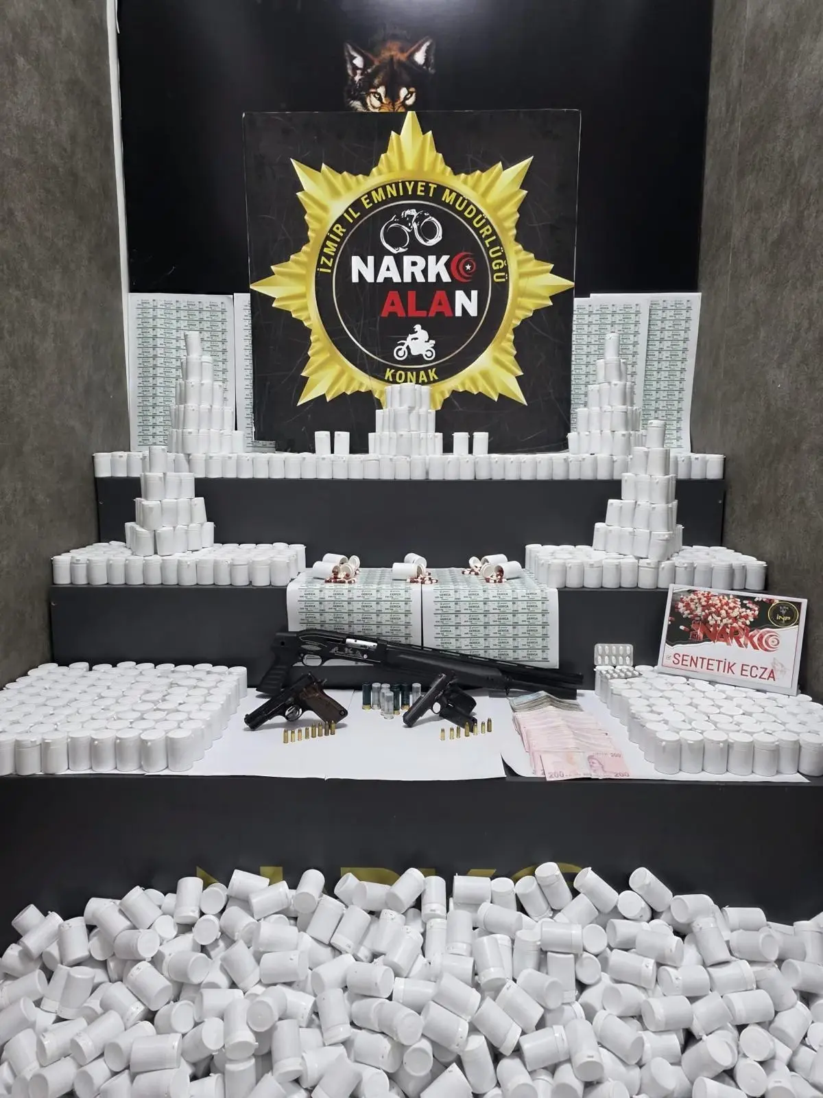 İzmir’de Uyuşturucu Operasyonu: 108 Bin Hap Ele Geçirildi!