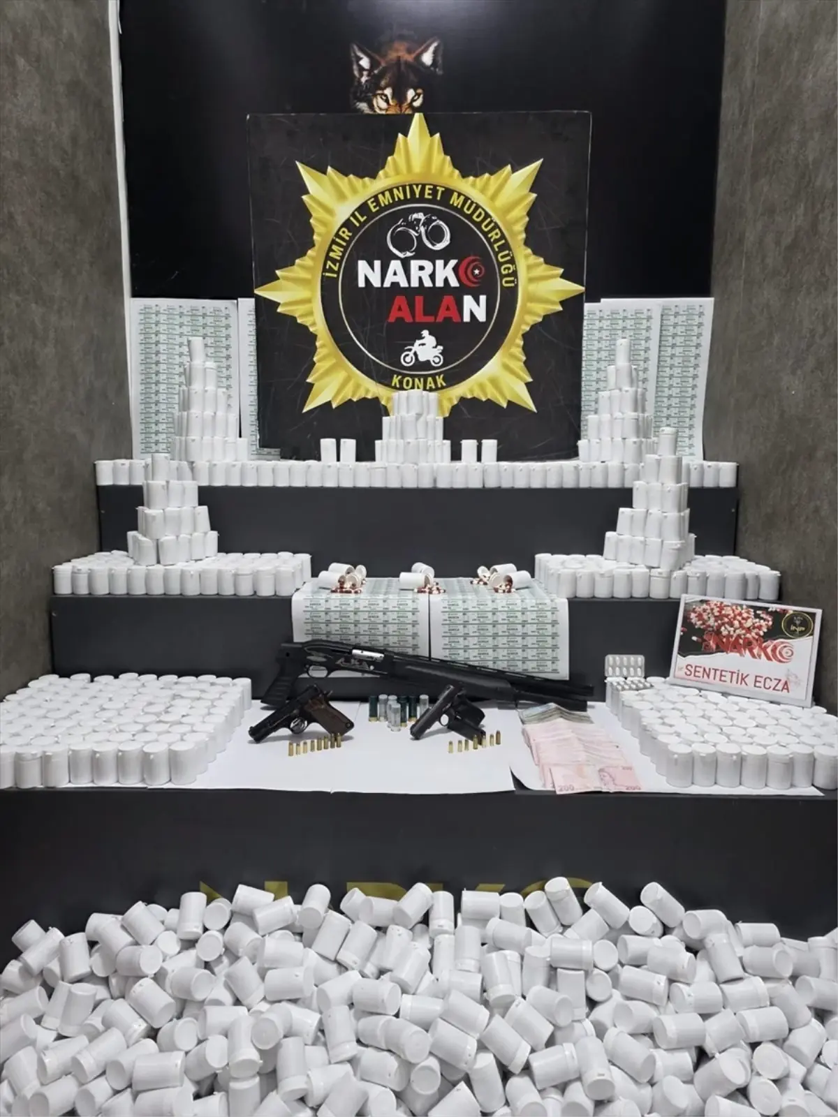 İzmir’de Uyuşturucu Operasyonunda 108 Bin Ecza Ele Geçirildi