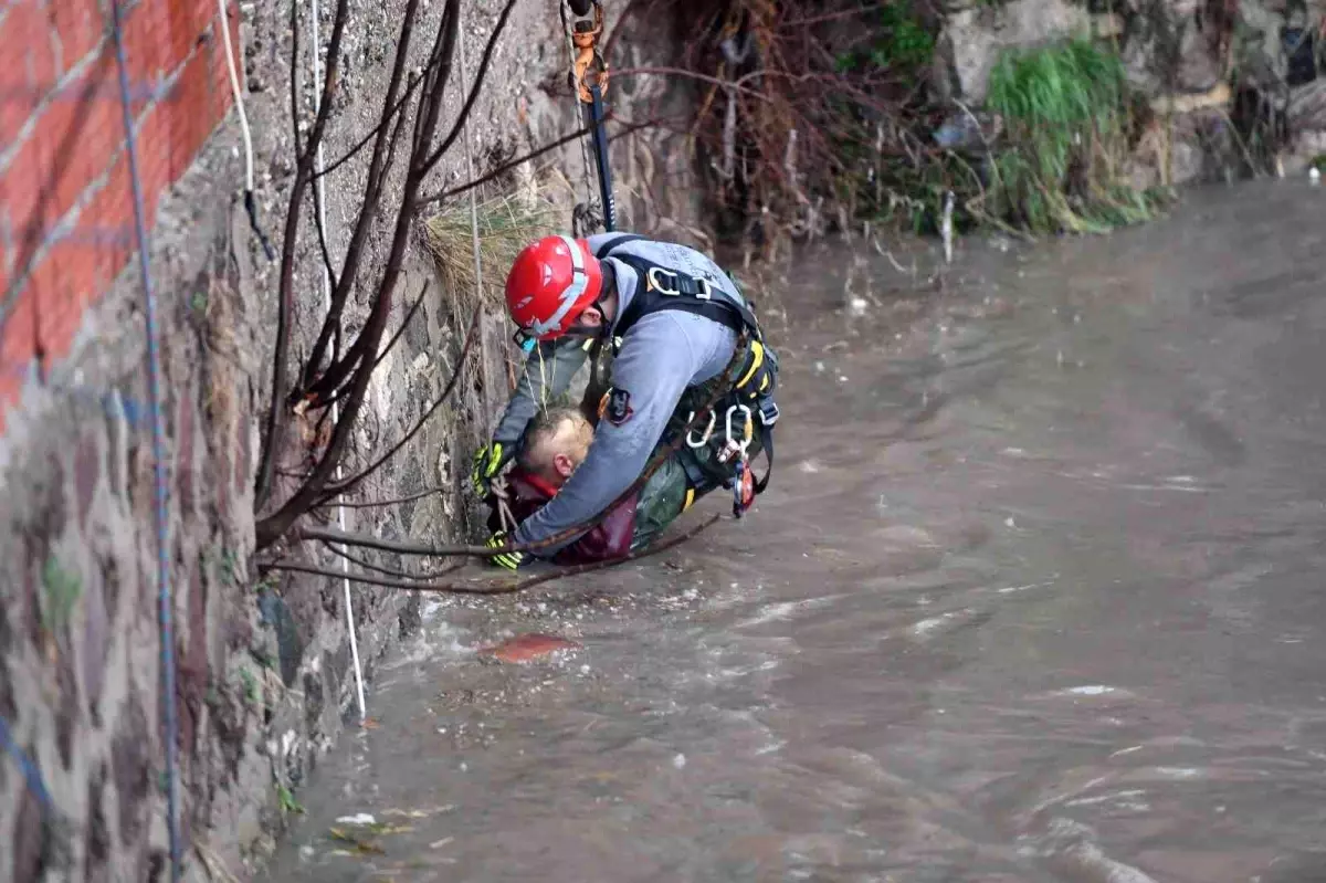 İzmir’de Yağışta Mahsur Kalan Adam Kurtarıldı!