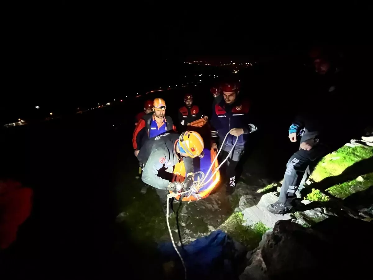 Selçuk’ta Mağarada Düşen Genç Kurtarıldı!