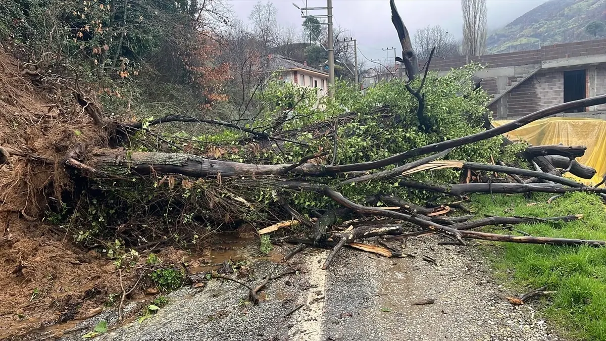Ödemiş’te Heyelan: Park Halindeki Araç Gömüldü!