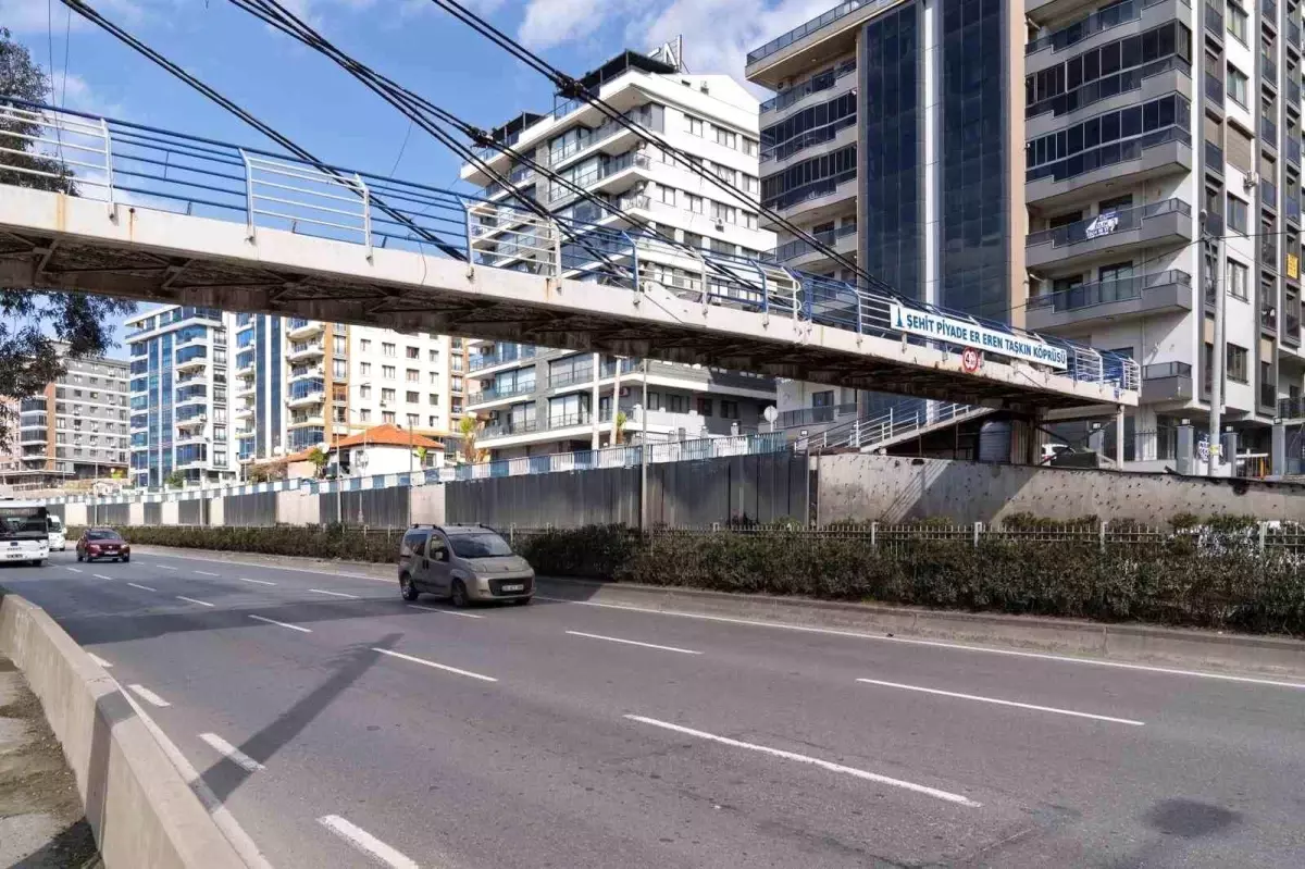 İzmir’de Şehitler İçin Anma Köprüleri Yapıldı