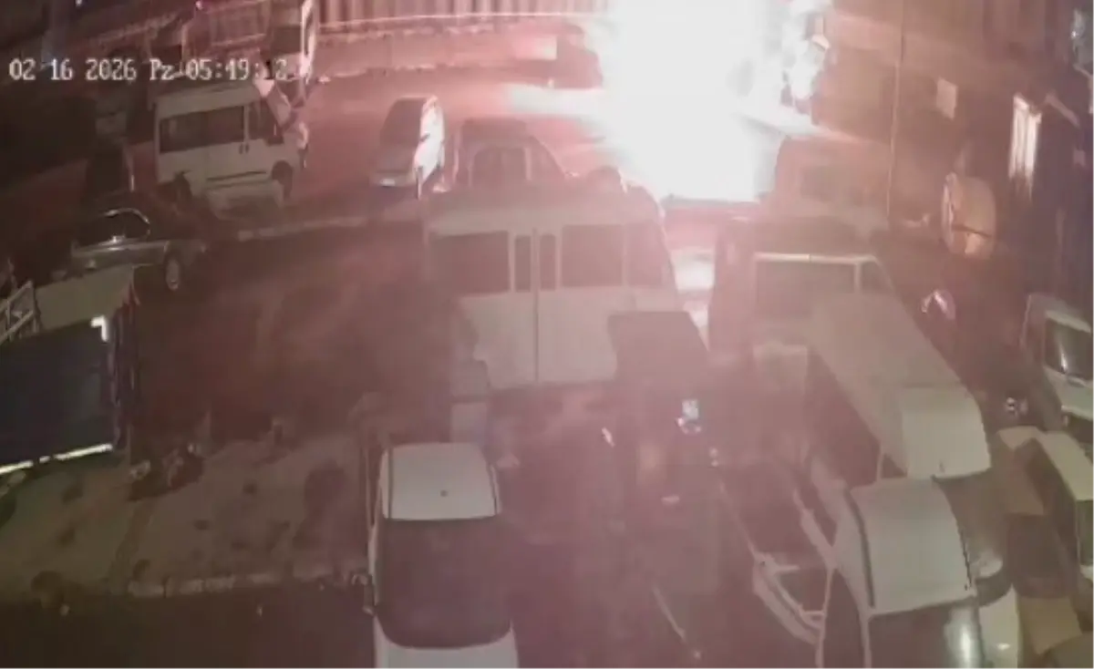 Çiğli’de Minibüste Yangın: 16 Yaşındaki Genç Hayatını Kaybetti