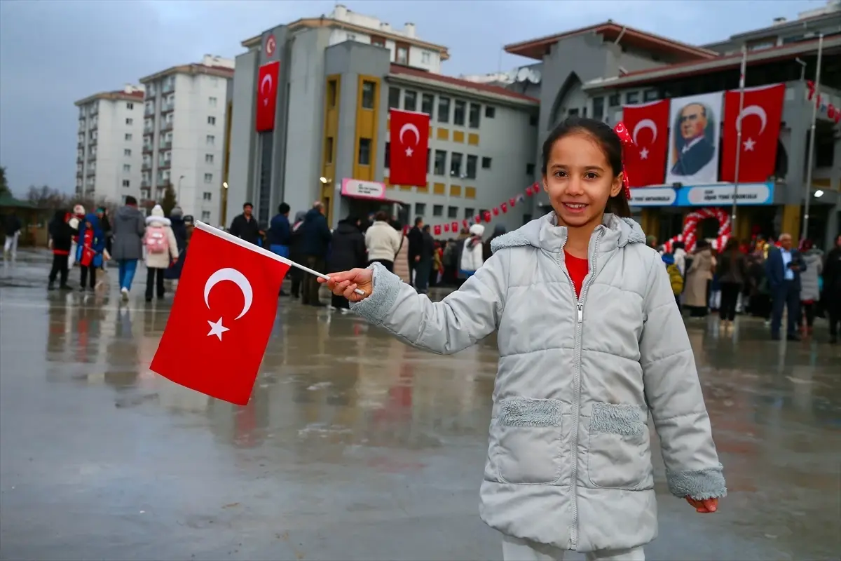 Bayrak Sevgisiyle 2. Dönem Açıldı!