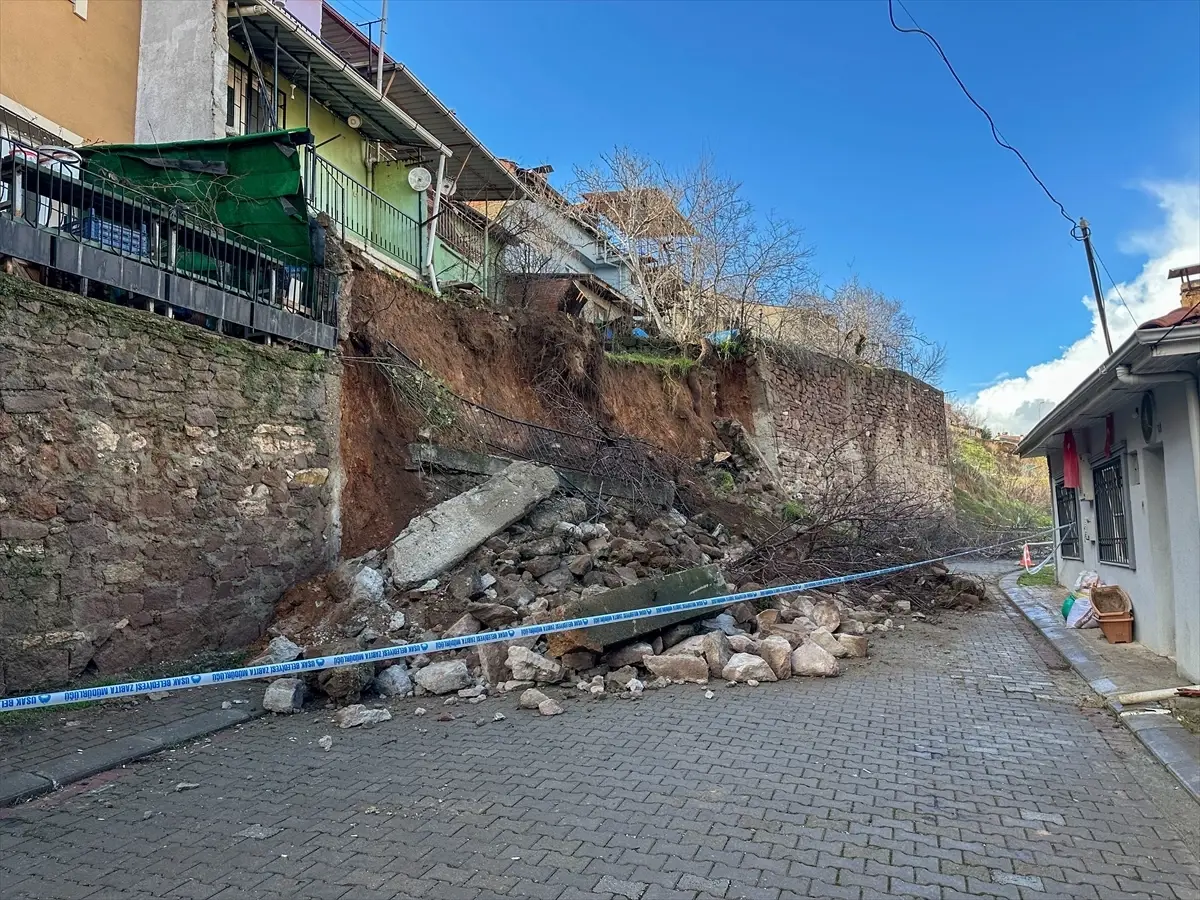 Uşak’ta Yağışlar İstinat Duvarını Çöktürdü!