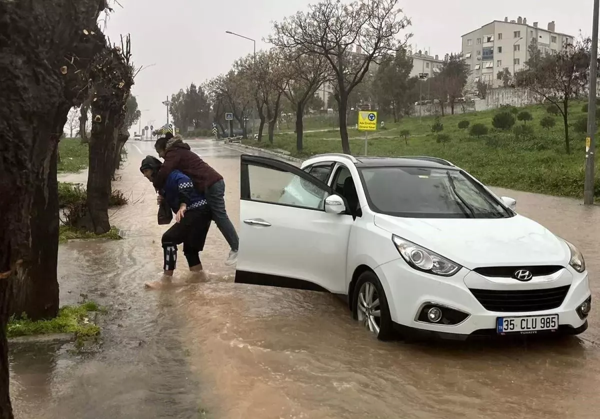 İzmir’de Zabıta Ekipleri Mahsur Kalanları Kurtardı!